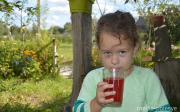 Компот из гранёного стакана изготовления последних лет вкуснее, чем из пластиковой посуды