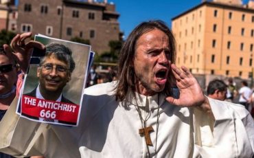 Сторонники теории заговора винят в пандемии самого Билла Гейтса / Getty Images