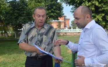 Виталий Коротыш (справа) и Геннадий Захаркевич во время сбора подписей