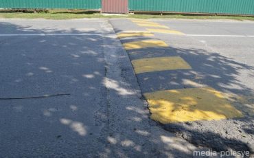 Сначала желобок, но сразу же бугорок. Такой спящий полицейский - возле СШ №3 г. Лунинца. Водители крайне возмущены