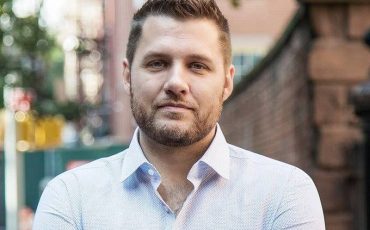 Марк Мэнсон. Предприниматель, блогер, автор бестселлеров «Тонкое искусство пофигизма» и «Всё хреново. Книга о надежде». Фото: ru.wikipedia.org