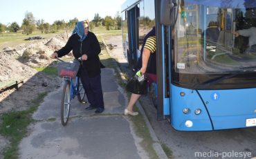 Рядом с остановкой прокладывается трубопровод. Временное неудобство для пассажиров, зато с пользой для местных жителей