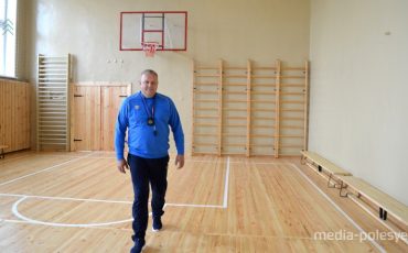 Павел Кузьмич, учитель физкультуры Лахвенской СШ, с удовольствием демонстрирует отстроенный спортзал, который сейчас сияет и к этому он лично приложил немало усилий, как и его коллеги