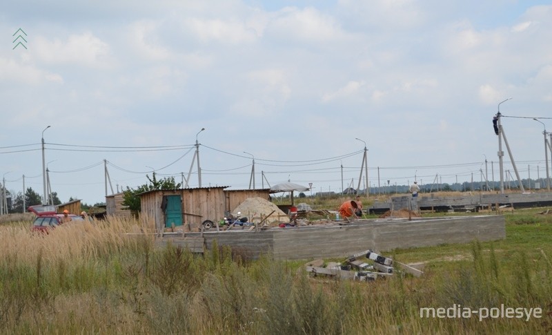 У электромонтёров РЭС здесь тоже работы под завязку