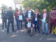 Участники пикета после освобождения из ИВС в кругу друзей. Сергей Сахвон третий справа на снимке