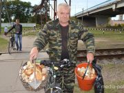 Василий Дубина насобирал кош и ведро боровиков не отъезжая далеко от Лунинца