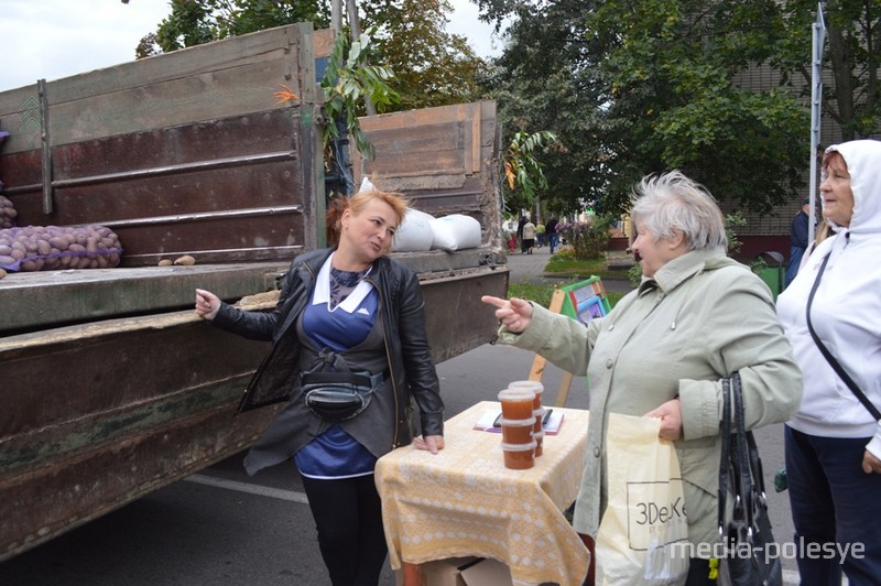 Ольга Сумар сегодня выручила за выращенную хозяйством продукцию 1600 рублей. Считает, что это очень неплохо. Последние сетки картофеля расходятся на ура