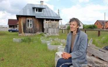 Иван Лузько у построенного им дома