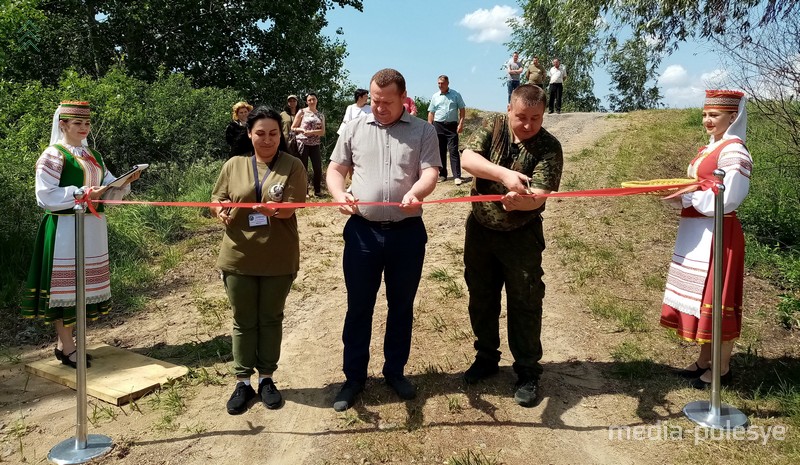 Александр Горошко (в центре) открывает экологическую тропу «Блудное озеро»