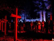 Традиционно вечером 29 октября люди собираются в Куропатах, чтобы почтить память жертв репрессий. Фото Надежды Бужан из архива