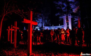 Традиционно вечером 29 октября люди собираются в Куропатах, чтобы почтить память жертв репрессий. Фото Надежды Бужан из архива