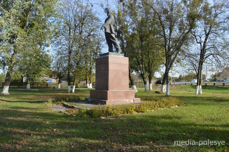 Ленин А вот тут пренепременно надо пьедестал укрепить и плитку как следует прикрепить