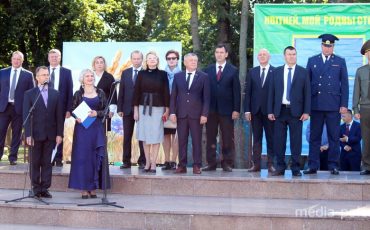 Николай Мороз на снимке крайний слева