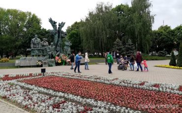 Такой клумба была в августе