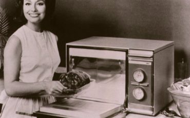 8 октября 1945 года житель штата Массачусетс Перси Спенсер запатентовал микроволновую печь / Фото: cosmo-frost.ru
