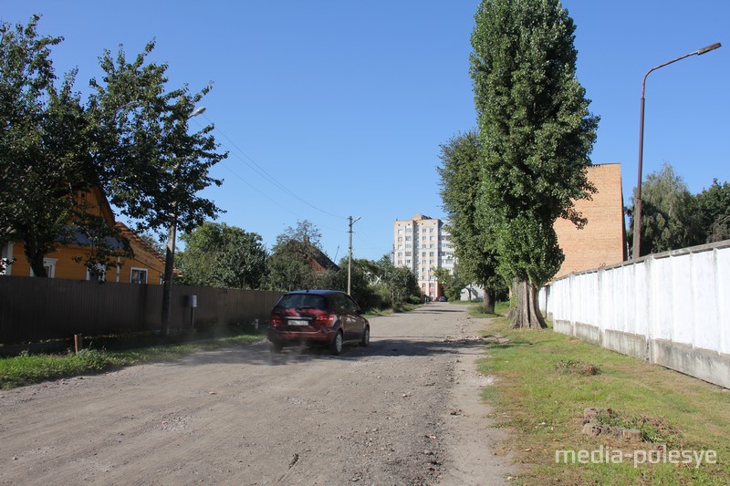 Участок улицы до пересечения с Парковой остался без асфальта