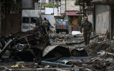 Обстрелы столицы непризнанной НКР, Степанакерта, становятся все более частыми / Reuters