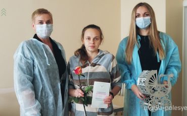 Начальник ЗАГС Лунинецкого райисполкома Светлана Яроцкая, молодая мама Елена Богдан и 1-й секретарь Лунинецкой РОО «БРСМ» Ирина Шостак