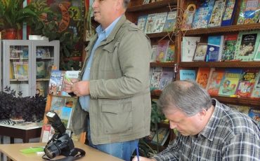 Николай Ильючик и Вадим Жилко - члены Союза белорусских писателей / Фото из архива МП