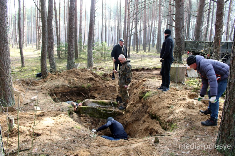 Восстановительные работы на воинском кладбище у деревни Озаричи в марте 2020 года