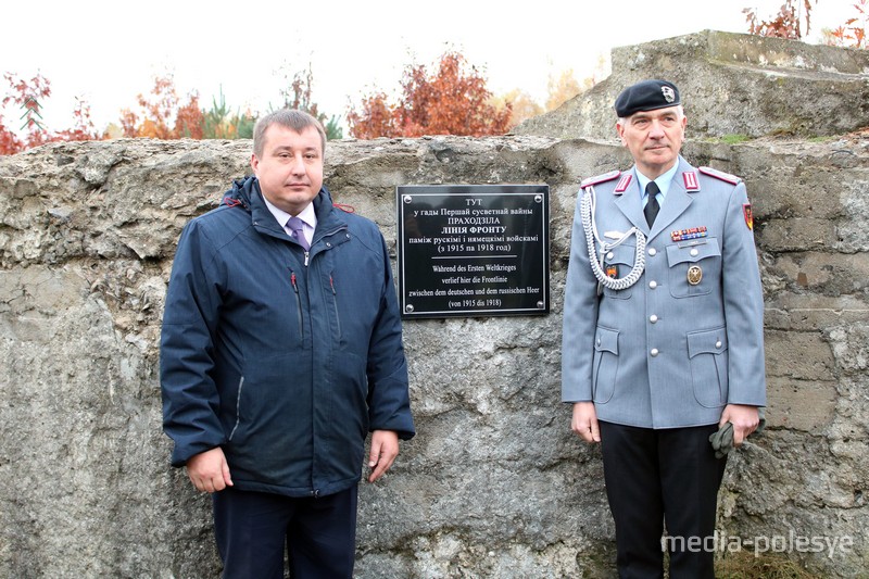 Заместитель председателя Пинского райисполкома Дмитрий Полховский и атташе по вопросам обороны при посольстве Германии в Республике Беларусь подполковник (ГШ) Андреас Лайбнер