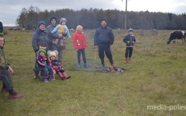 Пасут коров всем большим семейством