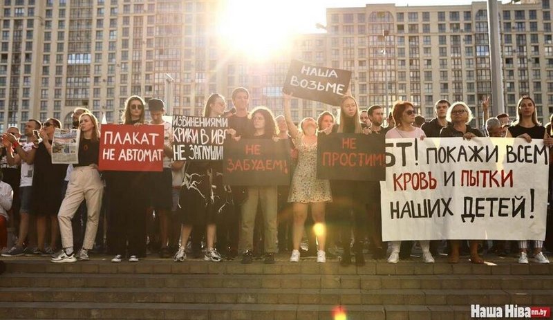 Митинг у здания БТ 15 августа. В этот день на встречу с коллективом приезжали Наталья и Иван Эйсмонт и Наталья Кочанова. Фото Надежды Бужан