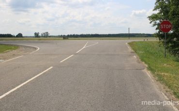 Спящие полицейские на выезде на автотрассу М-10 со стороны Редигерово ничем не обозначены