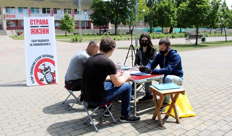 Сбор подписей в поддержку Светланы Тихановской на улице Ленина в Столине