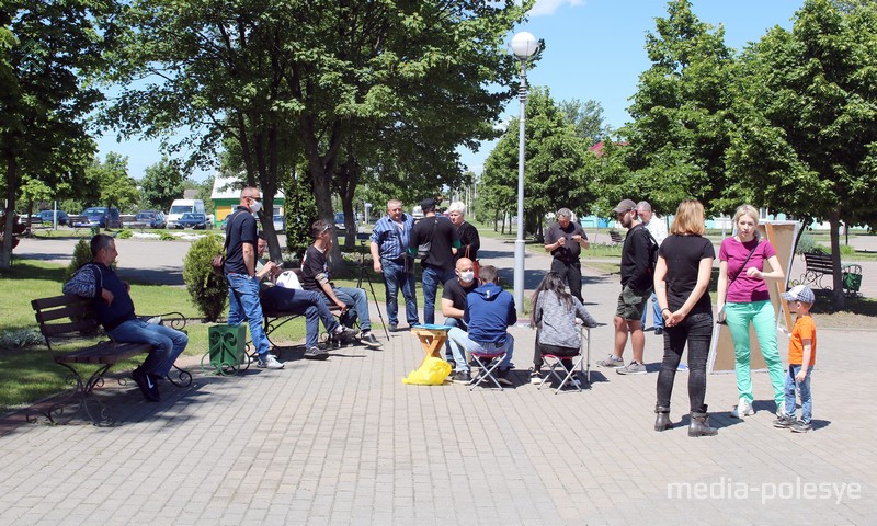 Сбор подписей в поддержку Светланы Тихановской на улице Ленина в Столине