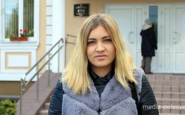 Оксана Добриянец у здания суда Столинского района