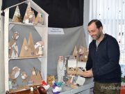 Дмитрий Черноокий демонстрирует работы своих дочерей-школьниц