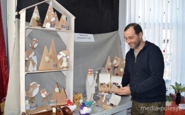 Дмитрий Черноокий демонстрирует работы своих дочерей-школьниц