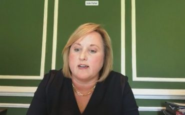 Джули Фишер / Скриншот трансляции заседания