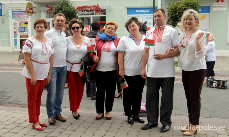 Валентина Кулак (в центре) на параде вышиванок в Пинске 3 июля 2018 года. Фото Василия Мацкевича