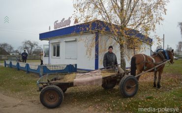 Приехал в сельмаг за овсом