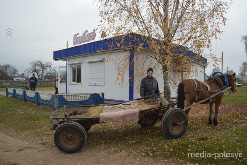 Приехал в сельмаг за овсом