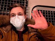 Корреспондента РБК Антона Фейнберга задержали на Комсомольской площади. «Полицейский сказал «того в оранжевой куртке», двое приняли, заломили руки, увели», — передает он из автозака / Фото: РБК