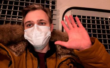 Корреспондента РБК Антона Фейнберга задержали на Комсомольской площади. «Полицейский сказал «того в оранжевой куртке», двое приняли, заломили руки, увели», — передает он из автозака / Фото: РБК