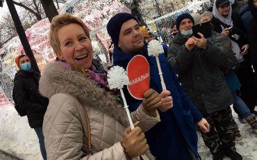 Известная актриса и ведущая Татьяна Лазарева также пришла на митинг с ершиком