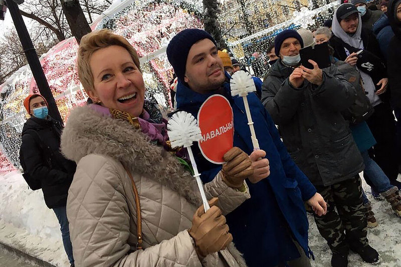 Известная актриса и ведущая Татьяна Лазарева также пришла на митинг с ершиком