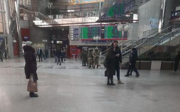 Саперы в здании железнодорожного вокзала. Фото читателя TUT.BY