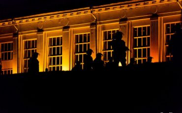 Силовики с оружием разгоняют демонстрантов в Минске