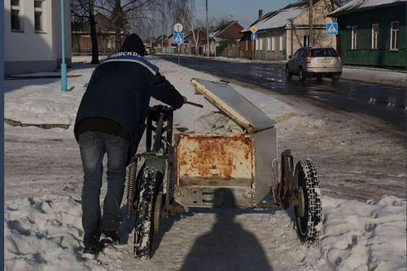 «А это новый вид грузоперевозок. Данный вид транспорта имеет, как видите, прицеп с холодильником. Где в зимнюю пору его просто порой выветривают для усиления работы в летнюю погоду. Такие чопперы могут позволить себе обычные рабочие в Беларуси» @grishps