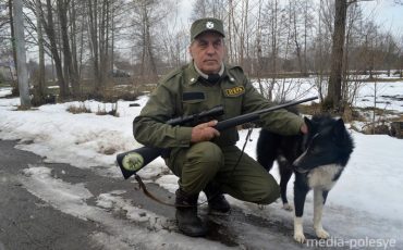 Егерь Владимир Шийч с верным охотничьим псом Рексом