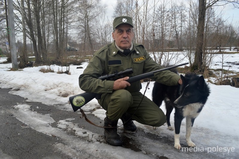 Егерь Владимир Шийч с верным охотничьим псом Рексом