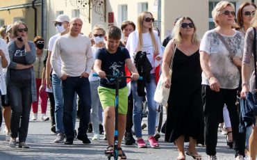 Елена Яроцкая с сыном на протестном шествии в сентябре 2020 года