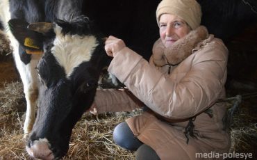 Ольга Лущик с одной из своих бурёнок