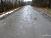 А на этом участке гравийка до сего дня не растаяла. Также нельзя грейдировать. И таких в районе ещё немало