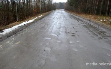 А на этом участке гравийка до сего дня не растаяла. Также нельзя грейдировать. И таких в районе ещё немало